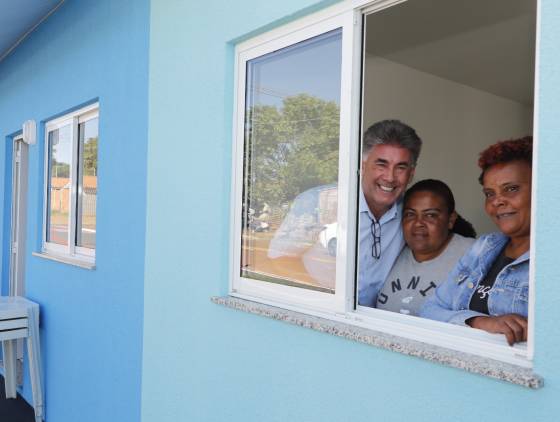 Cascavel entrega 14 casas para famílias em situação de vulnerabilidade social