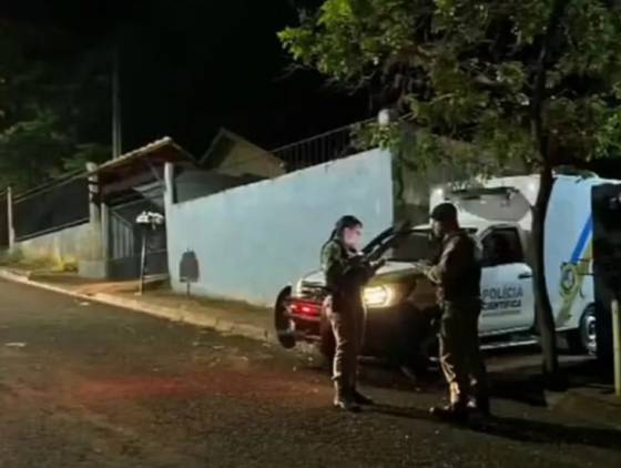 Homem é baleado e morto com filho no colo; Criança de 7 anos ficou gravemente ferida