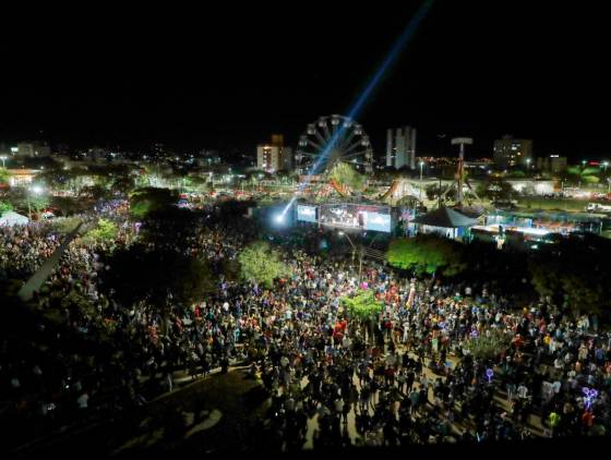 Show da Família Lima, chegada do Papai Noel e corte do bolo são atrações do aniversário de 73 anos