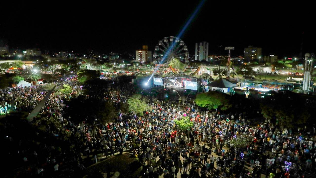 Show da Família Lima, chegada do Papai Noel e corte do bolo são atrações do aniversário de 73 anos