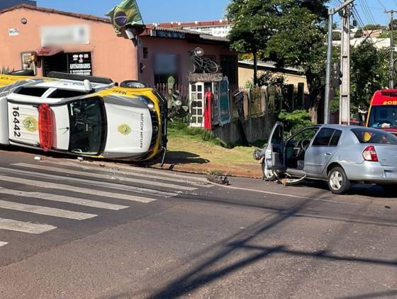 Viatura da PM tomba após forte colisão com carro no Bairro Periolo em Cascavel