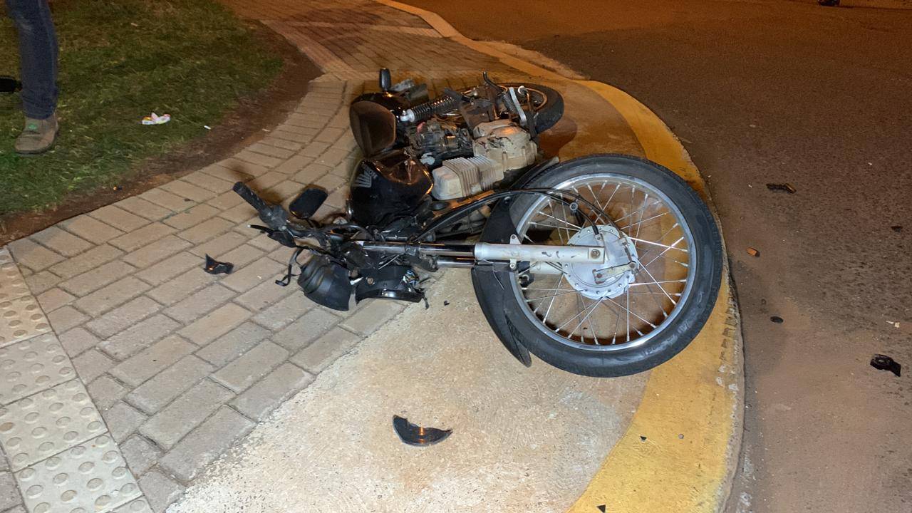 Colisão entre motocicleta e carro deixa jovem ferido no bairro Pacaembu