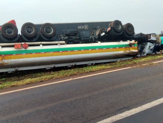 Carreta com combustível capota na BR-163 em Sede Alvorada; Motorista fica preso às ferragens