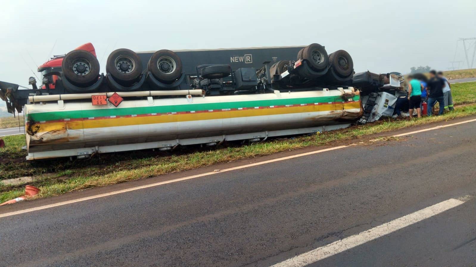 Carreta com combustível capota na BR-163 em Sede Alvorada; Motorista fica preso às ferragens