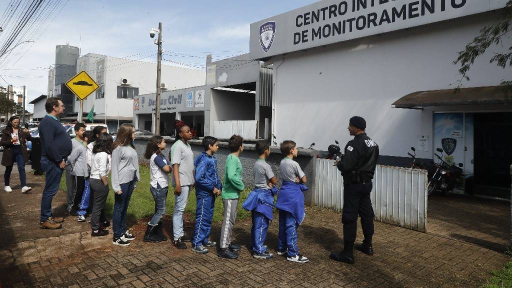 Alunos da rede municipal têm uma semana diferente conhecendo a "Guarda Amiga"