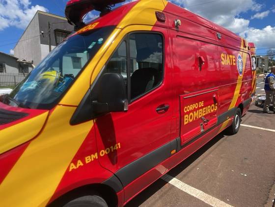 Gol invade calçada após colisão com BYD na Rua Ipanema no Bairro Periolo em Cascavel