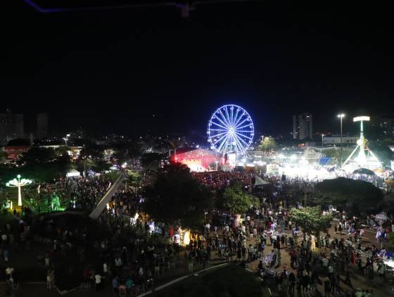 Cascavel celebra aniversário com show de luzes e magia natalina