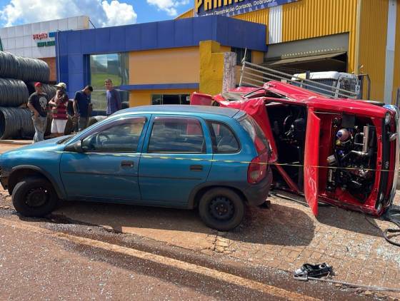 Passat capota após colisão com poste na marginal da BR-277 em Cascavel