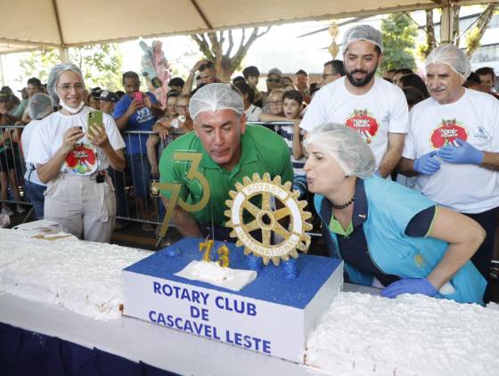 Cascavel celebra 73 anos com bolo gigante e inicia preparativos para o Natal