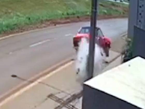 Câmeras capturam momento exato que Passat capota após colisão na marginal da BR-277 em Cascavel