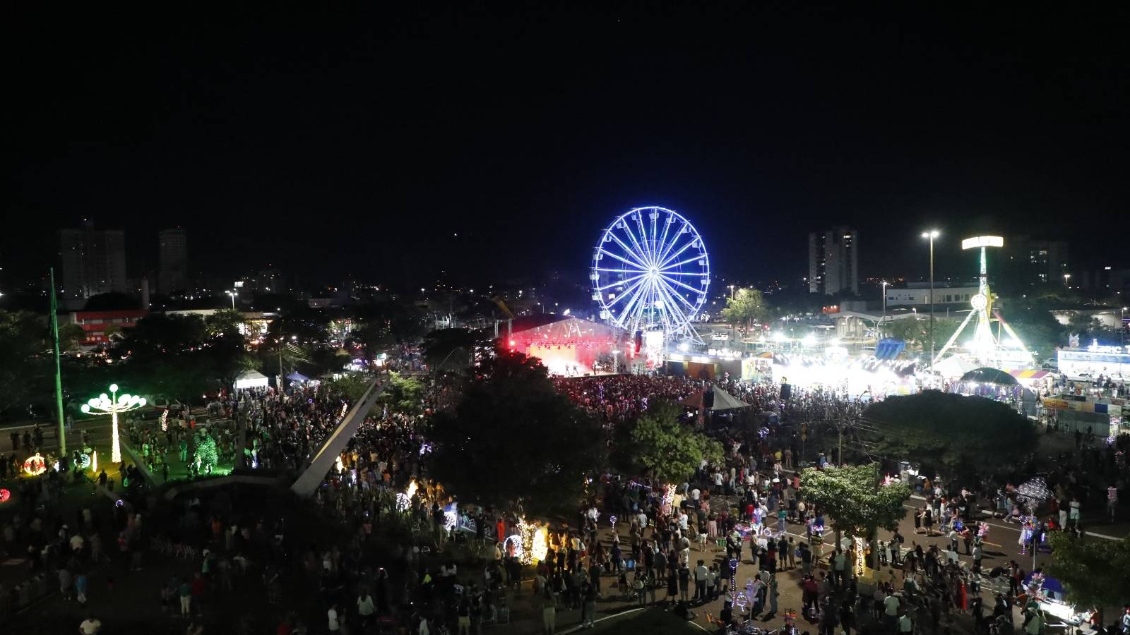 Cascavel celebra aniversário com show de luzes e magia natalina