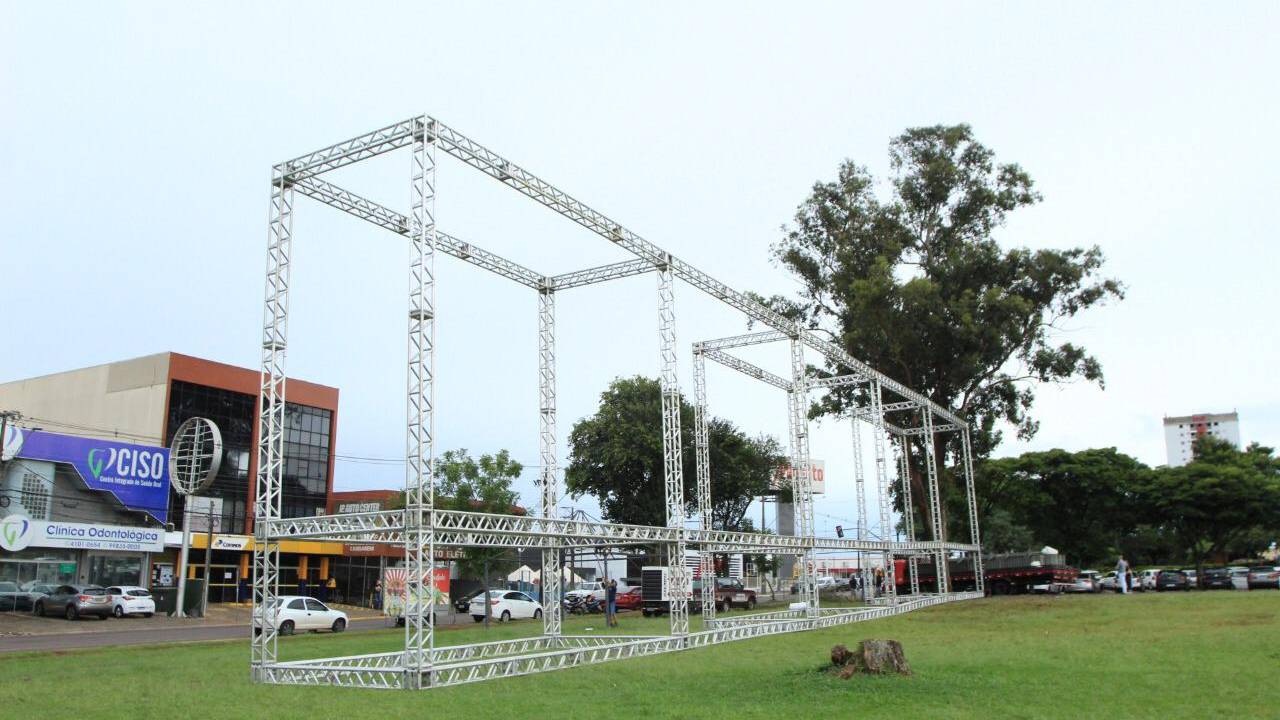 Mas o que é essa estrutura em frente à Prefeitura? Cascavel vai ter cinema drive-in