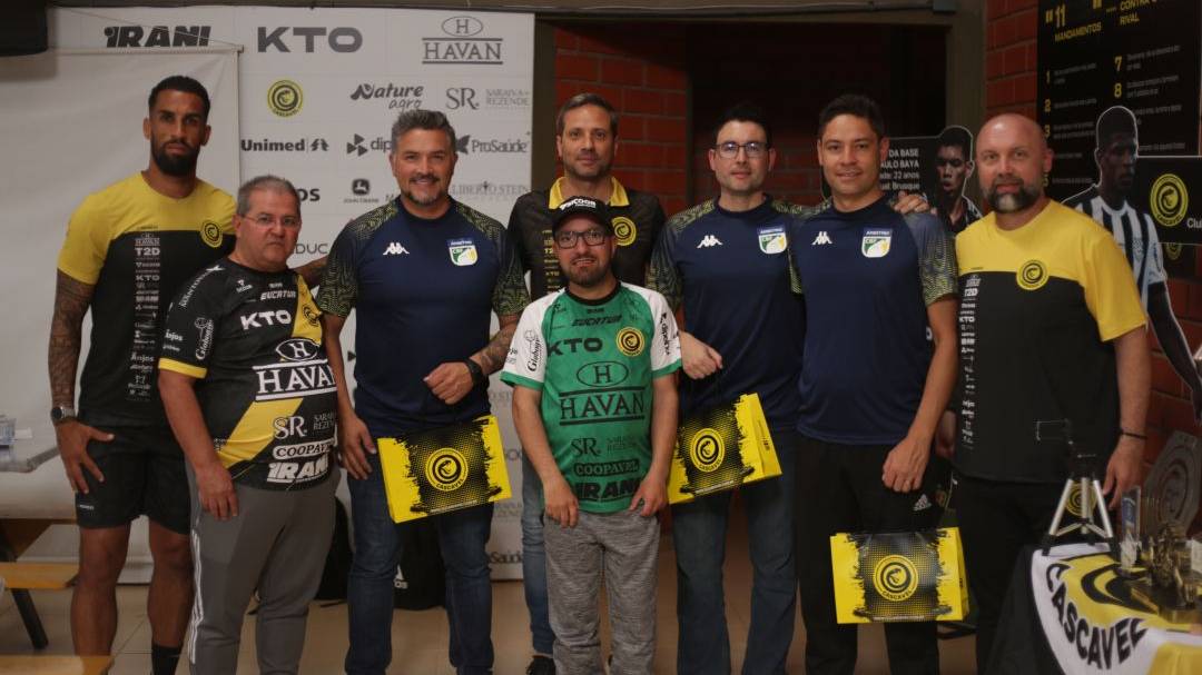 Elenco do FC Cascavel recebe palestra de arbitragem da Federação Paranaense