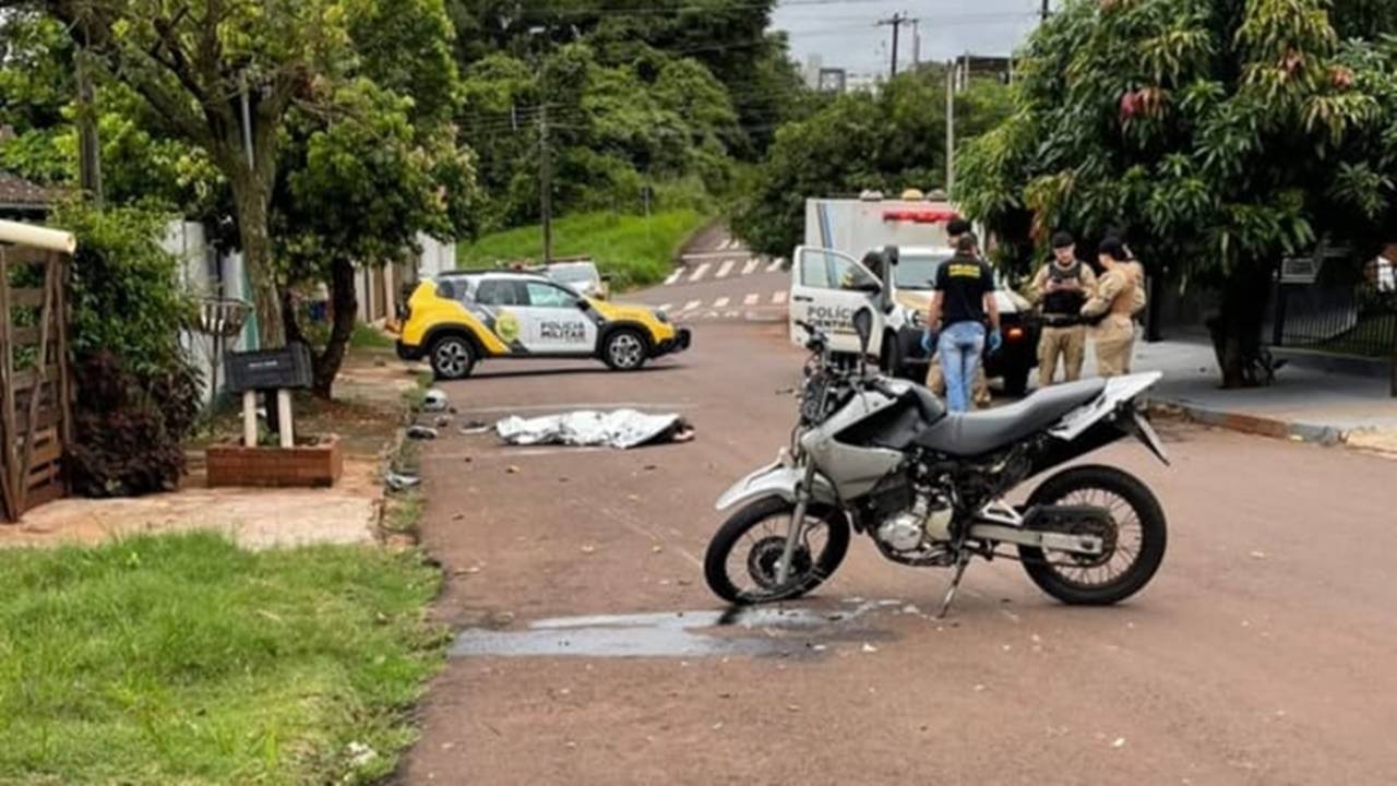 Motociclista perde o controle e morre após colidir com árvore no centro de Toledo