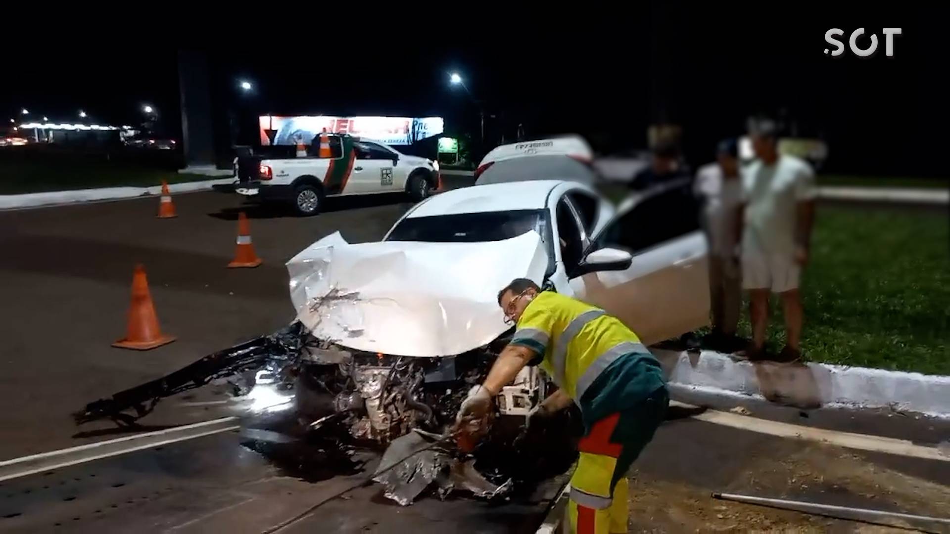 Carro colide violentamente em ônibus na BR-277 em Santa Tereza do Oeste