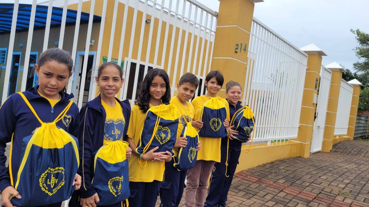 105 estudantes de Cascavel recebem kit de material  pedagógico da LBV