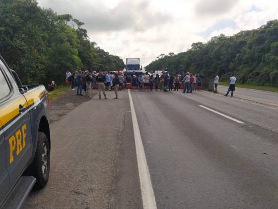 BR-277 totalmente interditada em Morretes após manifestação contra fechamento de retorno