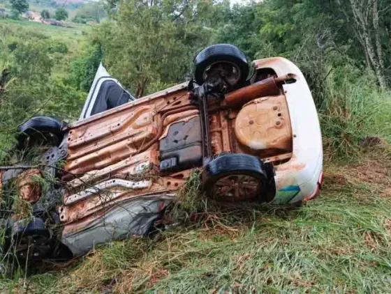 Quatro pessoas ficam feridas em capotamento na PR-272; um em estado grave