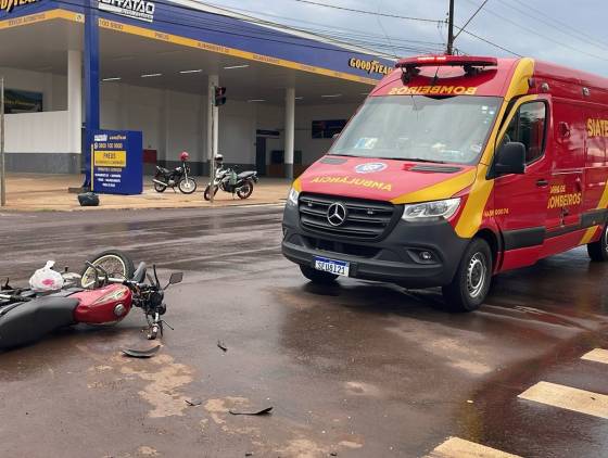 Casal fica ferido após forte colisão de trânsito no bairro São Cristóvão em Cascavel