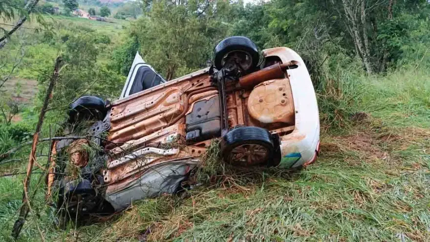 Quatro pessoas ficam feridas em capotamento na PR-272; um em estado grave