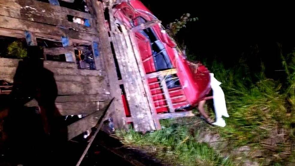 Duas pessoas morrem após caminhão carregado com bovinos tombar na PR-082 no norte do Paraná
