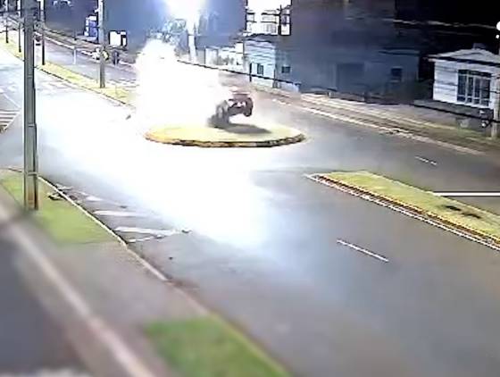 Carro colide em poste e condutor foge após acidente em Marechal Cândido Rondon