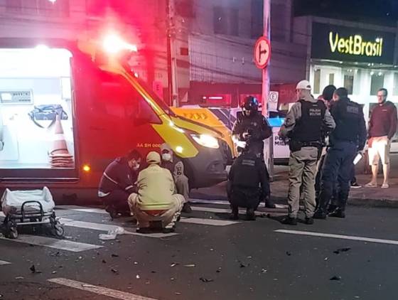 Motociclista fica ferido após fugir de blitz e colidir com BMW no centro de Cascavel