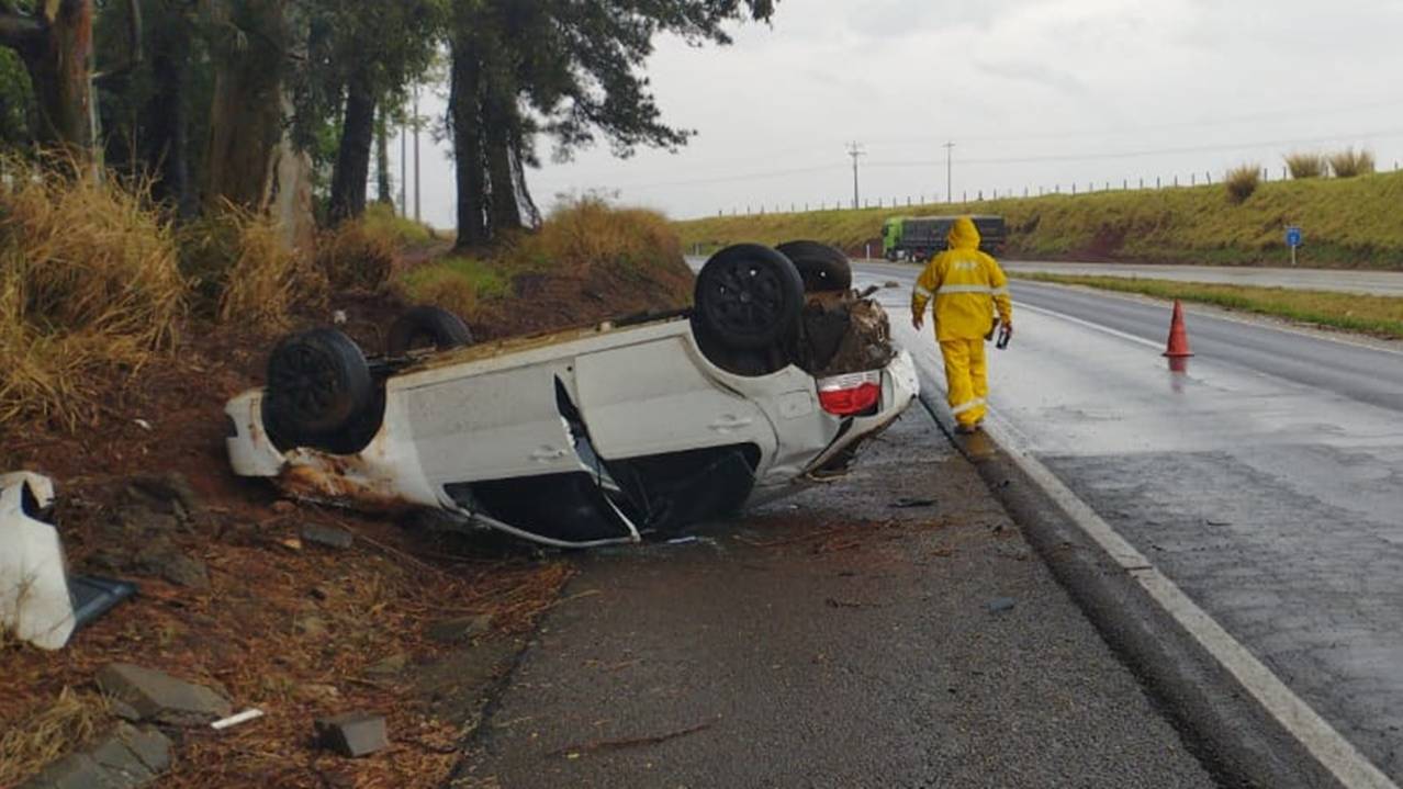 Carro capota na BR-163 em Santa Maria e deixa casal ferido