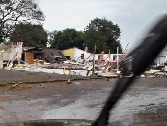 Temporal causa estragos e deixa cidades em estado de alerta na costa oeste do Paraná