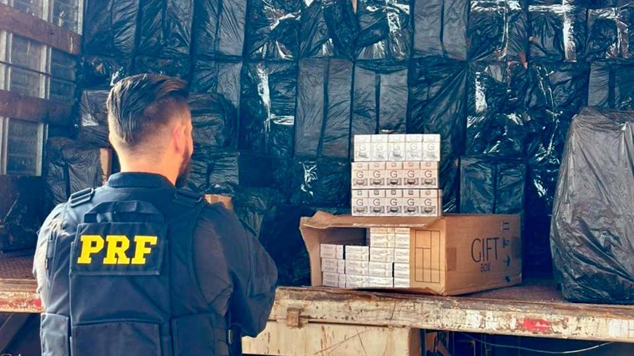 PRF apreende caminhão com 304 mil maços de cigarros contrabandeados em Cascavel e motorista foge