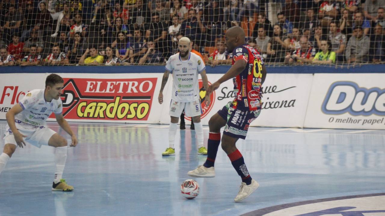 Cascavel Futsal goleia Ampére e carimba vaga para semifinal da Série Ouro do Campeonato Paranaense