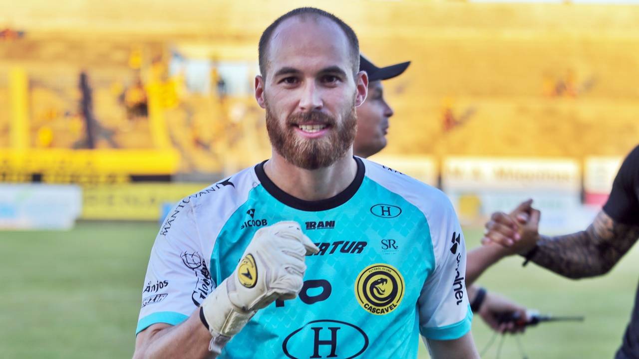 Goleiro André Luiz prorroga contrato com o FC Cascavel