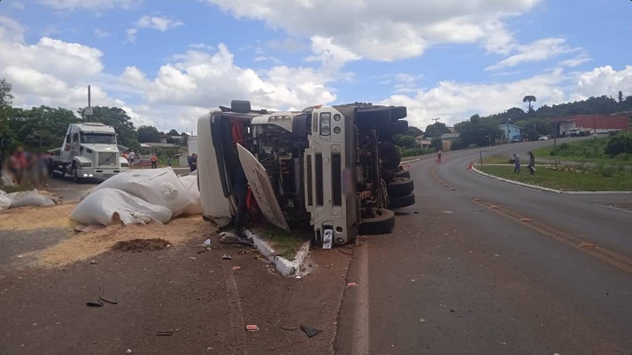 Dois feridos em tombamento de caminhão na PRC-158