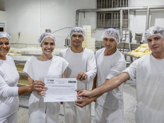 Agrodeseco entrega primeiro certificado SISBI-POA a empresa de Toledo