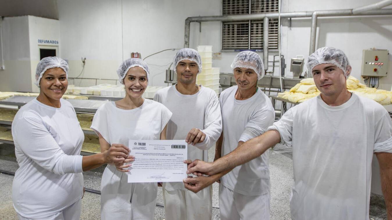 Agrodeseco entrega primeiro certificado SISBI-POA a empresa de Toledo