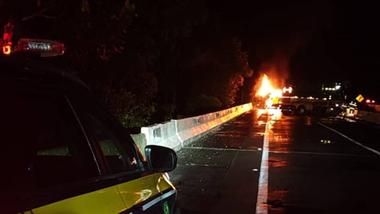 Carreta tomba na ponte do Rio Trindade e interdita pista sentido Curitiba na BR-116