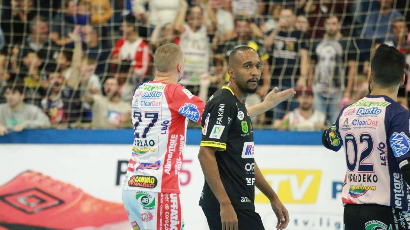 Liga Nacional: Com péssima arbitragem, Cascavel Futsal luta, mas perde do Jaraguá