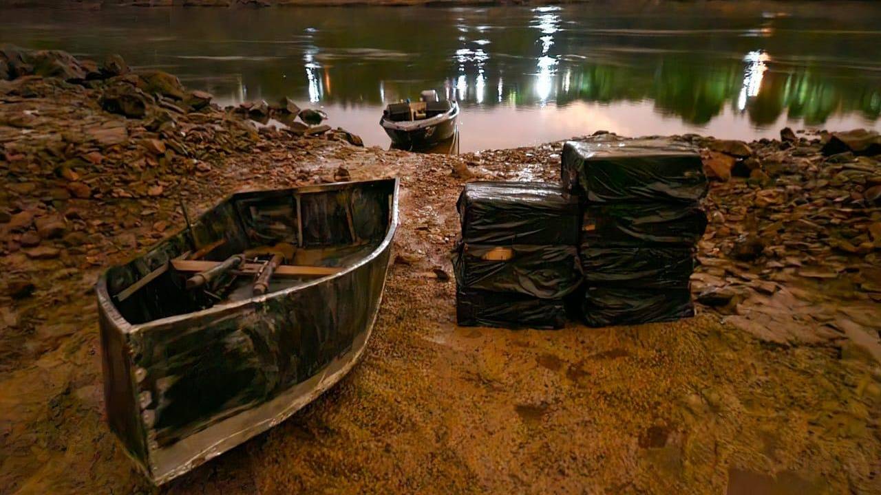 Contrabandista foge após abandonar barco com cigarros no Rio Paraná