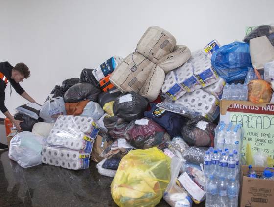 Donativos para as vítimas das enchentes no RS são entregues à Defesa Civil