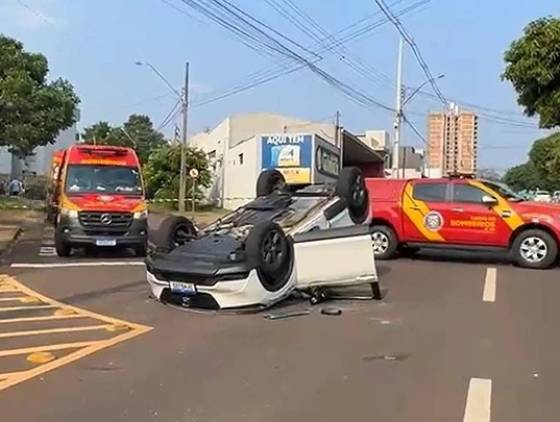 Grave acidente seguido de capotamento deixa três pessoas feridas no Bairro Coqueiral em Cascavel