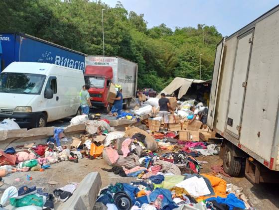 Tombamento de caminhão interdita parcialmente BR-277 em Matelândia