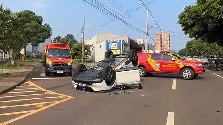 Grave acidente seguido de capotamento deixa três pessoas feridas no Bairro Coqueiral em Cascavel