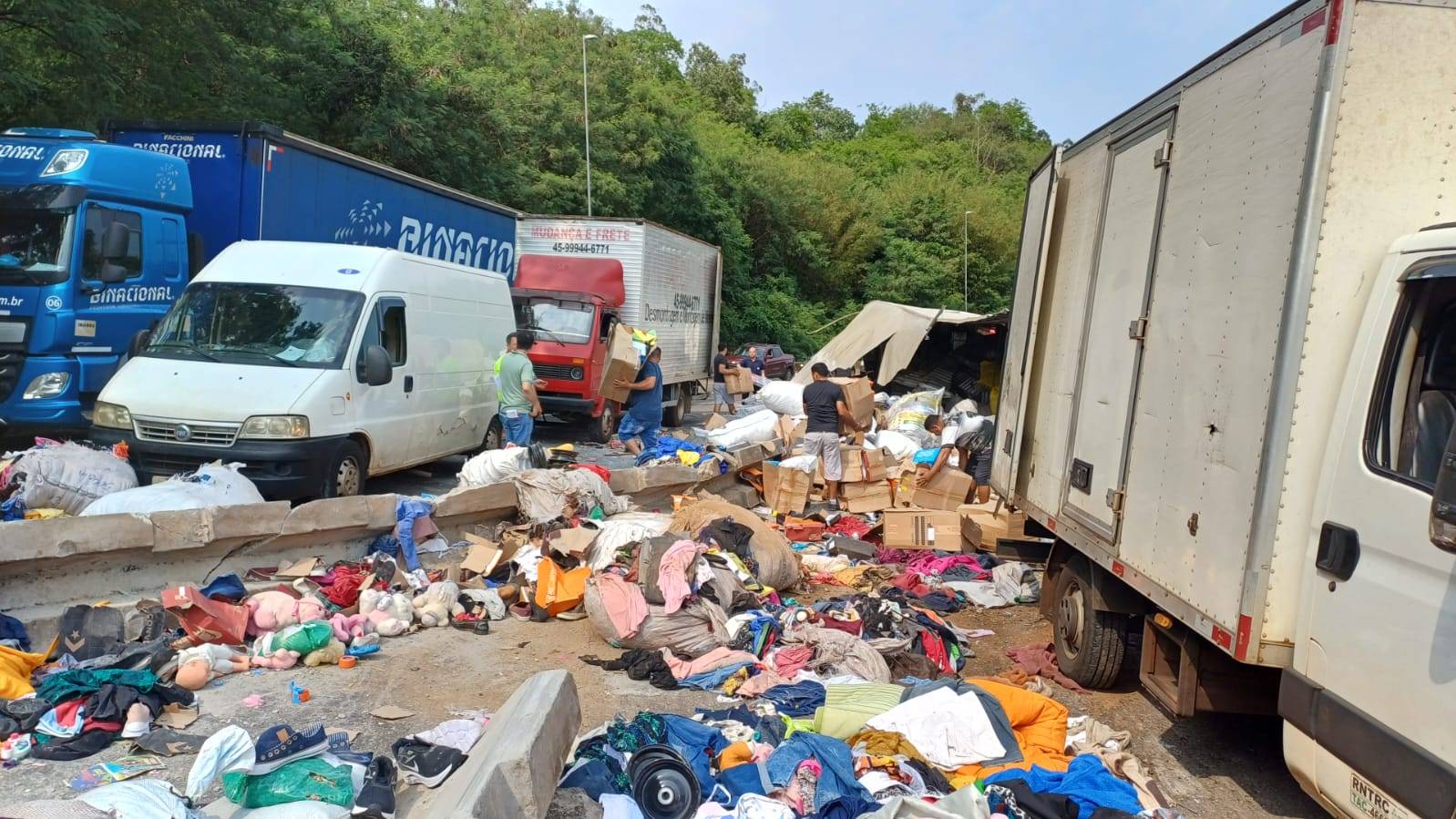 Tombamento de caminhão interdita parcialmente BR-277 em Matelândia