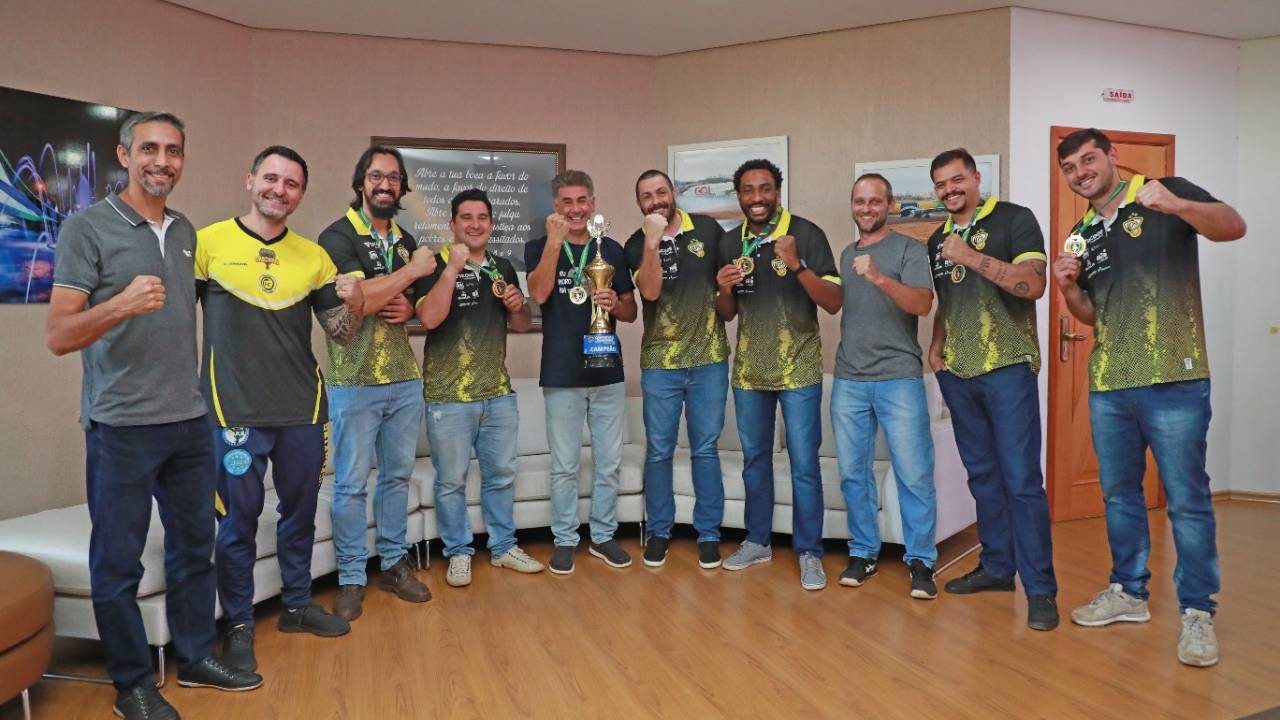 Prefeito Paranhos recebe atletas campeões brasileiros do Handebol