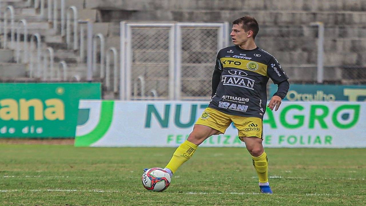 O camisa 10 voltou: Meia João Pedro assina com FC Cascavel para temporada 2024