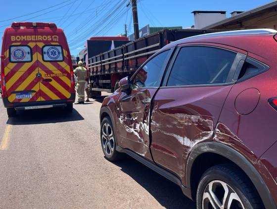 Mulher fica ferida após colisão entre carro e ônibus no Bairro Periolo em Cascavel