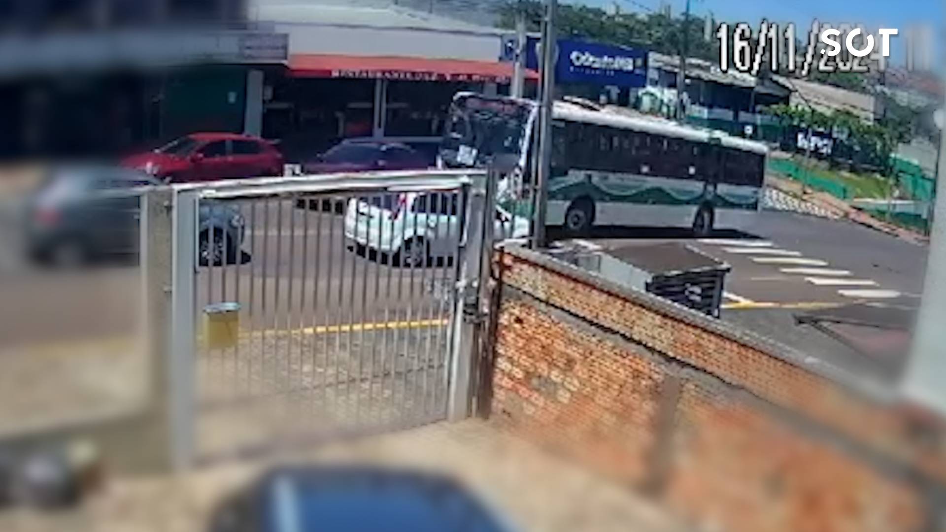 Câmera de segurança registra colisão entre ônibus e carro no Bairro Periolo em Cascavel