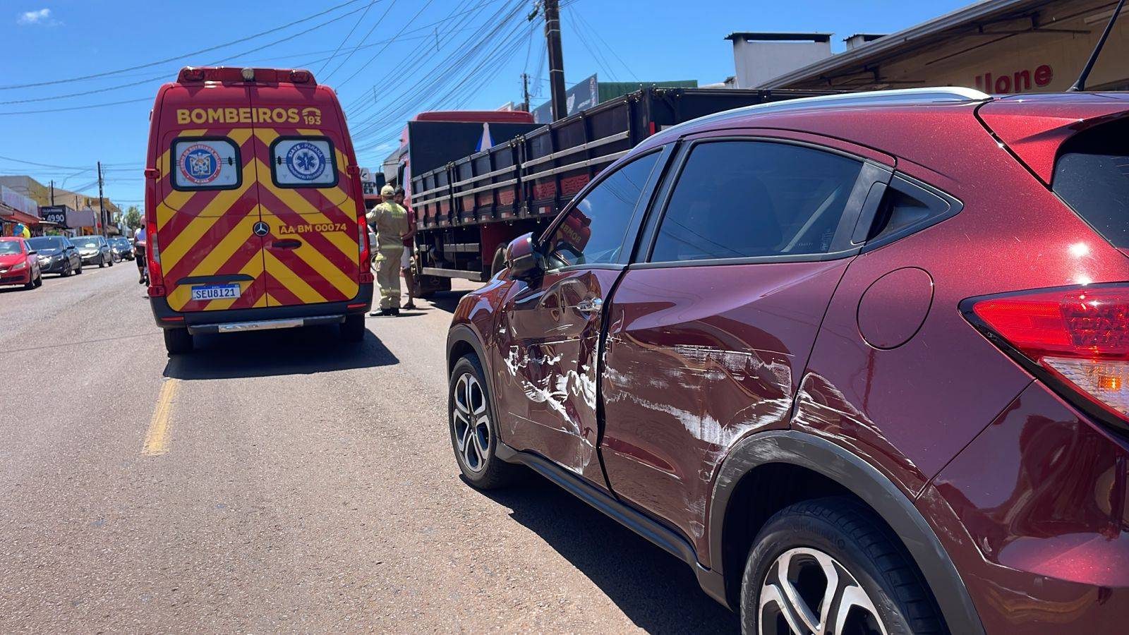 Mulher fica ferida após colisão entre carro e ônibus no Bairro Periolo em Cascavel