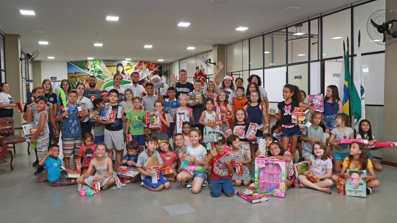 Papai Noel e prefeito Paranhos recebem crianças atendidas pelos CCIs na Prefeitura de Cascavel