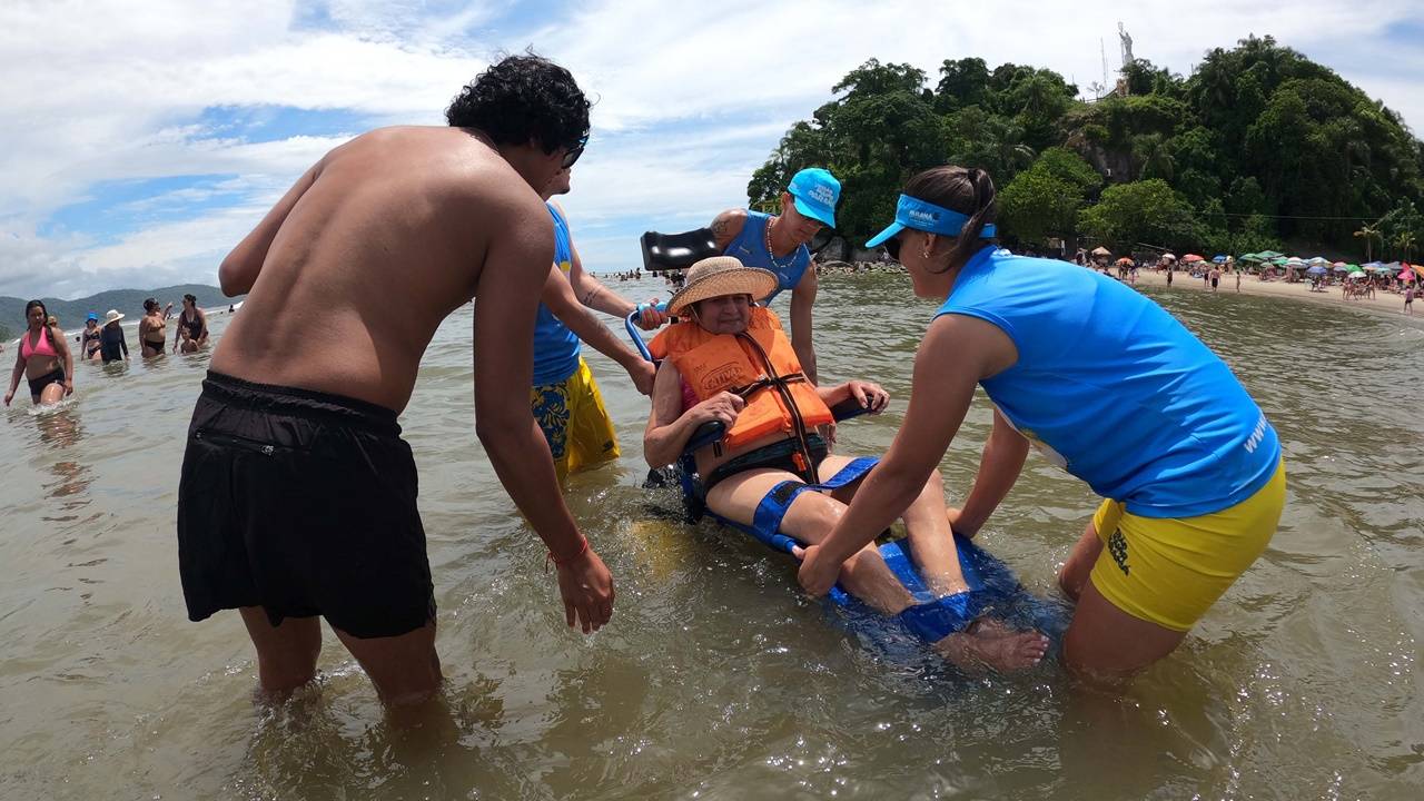 Praia Acessível: Cadeiras Anfíbias chegam a Santa Helena e Itaipulândia para Temporada de Verão